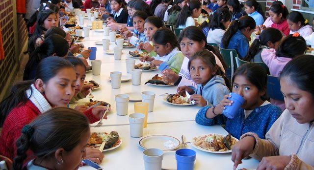 Speisesaal der Schule Aldea de ninos de Cristo Rey in Cochabamba, Bolivien