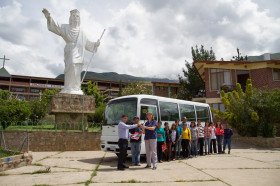 Übergabe des Busses an Frau Sadura, die Kinder und das Team der ALDEA