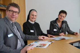 Redaktionsteam: Winfried Meilwes, Sr. Adelgundis Pastusiak, Heike Schmidt-Teige (von links)
