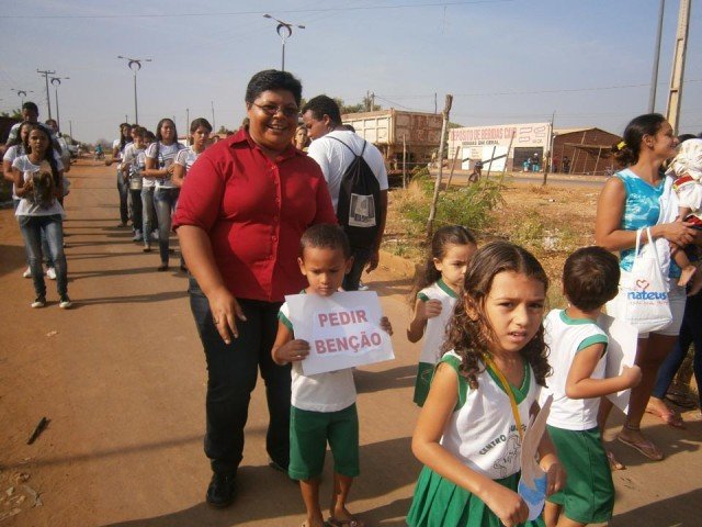 Sr. Rosirene mit Kindern in Balsas bei Kundgebung zum Nationalfeiertag