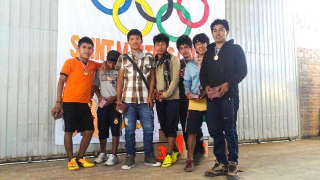 Alex, Humberto, Ismael, Rolo Rolando, Adiel, Rafael und Edgar (von links) sagen Herzlichen Dank, sie sind die Gewinner der Medaillen und der Armbanduhren in der Kategorie Fußball 7 der 14 – 18 jährigen.
