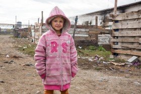 Wegen der desolaten wirtschaftlichen Lage arbeiten drei Millionen Rumänen im Ausland, das ist jeder siebte Einwohner. Oft hinterlassen sie Kinder, die bei nur einem Elternteil aufwachsen oder gleich ganz bei den Großeltern. (Foto: Achim Pohl)