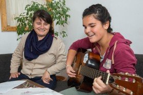Die Leiterin der Kinderheims, Juliana Ciceu (links), übt mit Micaela ein Lied ein. (Foto: Achim Pohl)
