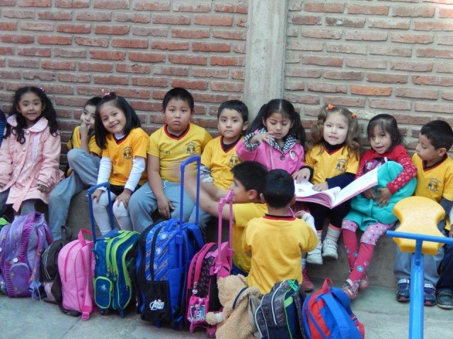 Kinder im Kinderhaus warten auf ihre Eltern