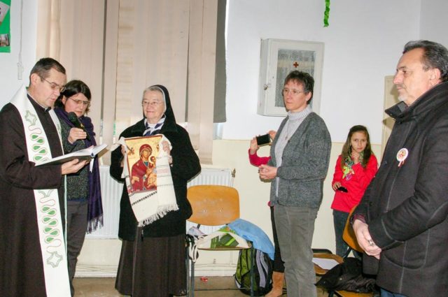 Pfarrer Valentin Bulai segnet die Ikone. Daneben v.l. Schwester Benedikta, Juliana Ciceu, Sr. Dorothea und Bürgermeister Manea.