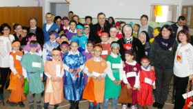Schwestern, Mitarbeiter und Bürgermeister mit den Kindern vom Sozialen Zentrum.