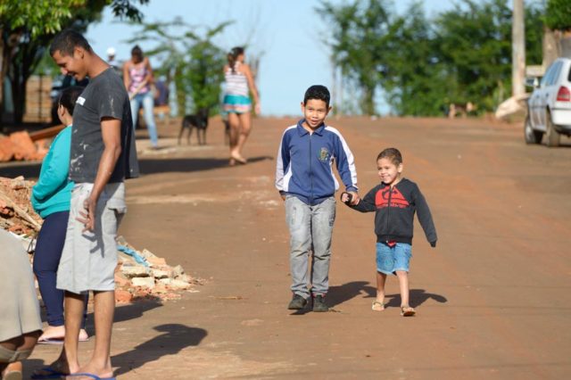 Kinder halten sich in ihrer Freizeit auf der Straße auf, Armenviertel Imperial, Leme, Sao Paulo, 