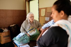 Schwester Maria Ludwigis Bilo empfängt mehrmals pro Woche in ihrem Büro Bedürftige oder Menschen in Risiko-Situationen, denen sie nach Möglichkeit hilft. Foto: Florian Kopp