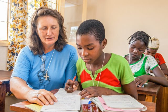 Hausaufgabenbetreuung in Mosambik