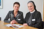 Redaktionsteam Bergklosterbrief: Schwester Adelgundis Pastusiak und Heike Schmidt-Teige