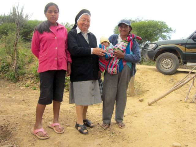 Schwester Maria del Rosario Ostermann mit bolivianischer Familie 