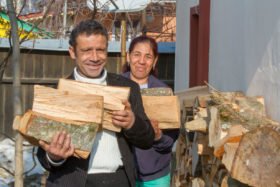 Brennholz ist in den harten rumänischen Wintern teuer. Viorika (44) und Cristian (41) sind froh, dass sie für sich und die vier Kinder in Siretu/Rumänien noch etwas haben. Foto: SMMP/Ulrich Bock