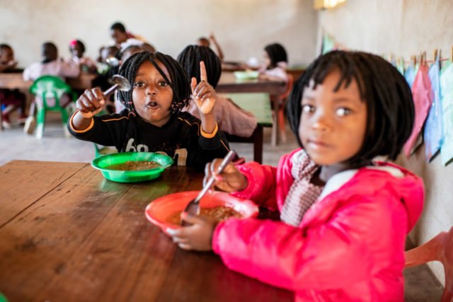 Mittags bekommen die Kinder in Metarica eine kräftige Suppe oder einen Brei aus Mais. Für viele von ihnen ist die Schulspeisung die einzige Malzeit am Tag, Die Pfandspenden aus Heiligenstadt unterstützen diese Versorgung. Foto: Florian Kopp