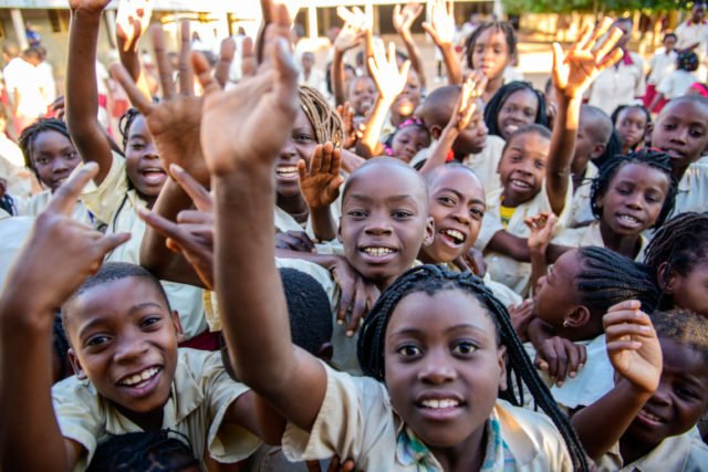 Fröhliche Kinder aus dem pädagogischen Zentrum der Ordensschwestern in Metarica in der Provinz Niassa in Mosambik. Hierw ar Robert Renner im Einsatz. Foto: Florian Kopp