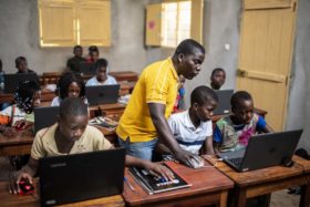 Notebooks gibt es mittlerweile auch in der Schule in Mosambik. Während der Corona-Zeit waren die besonders wichtig.  Foto: Florian Kopp/SMMP