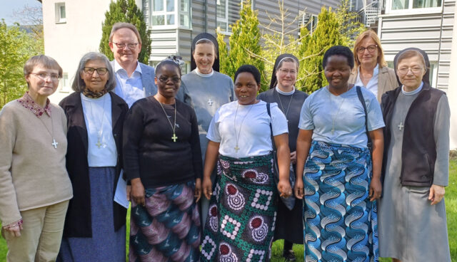 Treffen des Missionsteams mit den Mosambikanerinnen (v.l.): Sr. Klara Maria Breuer, Sr. Leila de Souza e Silva, Christian Uhl, Sr. Ana Bridgida Martinho, Sr. Maria Thoma Dikow, Sr. Santa Teblo, Sr. Julia Maria Handke, Sr. Felizarda Sebastiao, Dr. Gabriele David und Sr. Theresia Lehmeier. Foto: SMMP/Ulrich Bock Foto: SMMP/Ulrich Bock