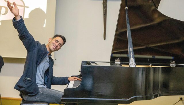 Aeham Ahmad bewies, dass auch eine im Krieg zerstörte Hand wieder zusammenwachsen kann. (Foto: SMMP/Beer)