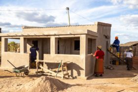 Mit dem Projekt "Häuser ja - Hütten nein" lassen die Schwestern in Mosambik wetterfeste Häuser für bedürftige Familien bauen. Auch die Bauarbeiter, die sie dafür beschäftigen, profitieren davon. Foto: SMMP/Ulrich Bock