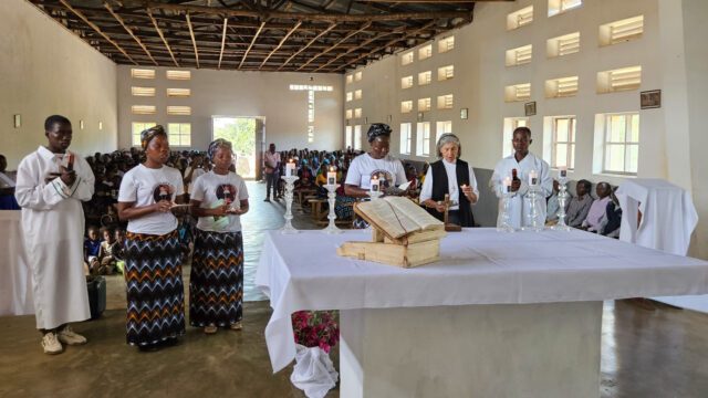 Während des Gottesdienstes in Chidzolomondo. Foto: Schwester Leila de Souza e Silva