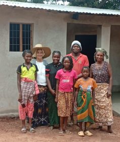 Julieta und ihre fünf Kinder freuen sich über das neue Zuhause. Foto: SMMP