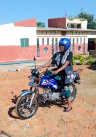 Schwester Consolata Costa auf dem Motorrad. Foto: Schwester Leila de Souza e Silva