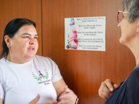 Die Sozialarbeiterin Silvana ist für Schwester Maria Ludwigis inzwischen eine große Hilfe. Foto: Gabriele David/SMMP