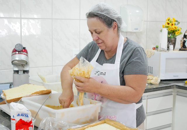 Senhora Sueli beim Kuchenbacken. Foto: SMMPGabriele David